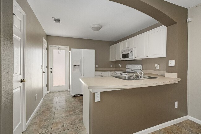 Building Photo - 3 bedroom, 2 bathroom townhome in Sonesta ...