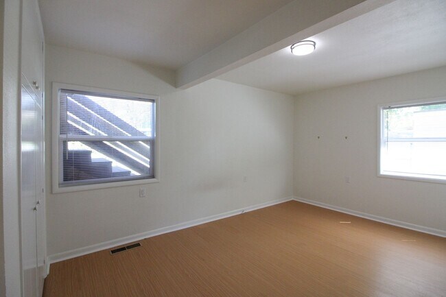 Building Photo - 310 16th St SE