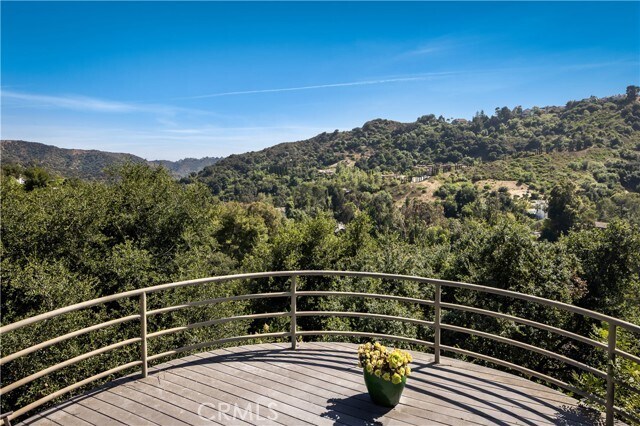 Building Photo - 2870 Benedict Canyon Drive