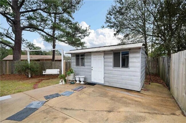 Building Photo - 2511 Club House Rd