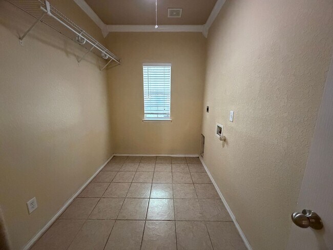 Building Photo - 9103 Rainbow Creek