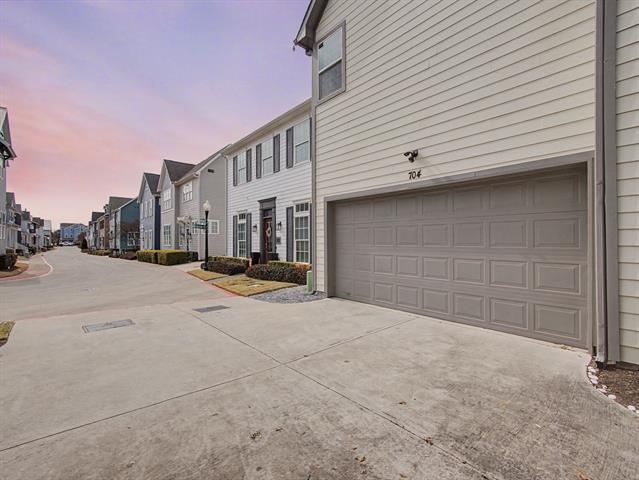 Building Photo - 704 18th St