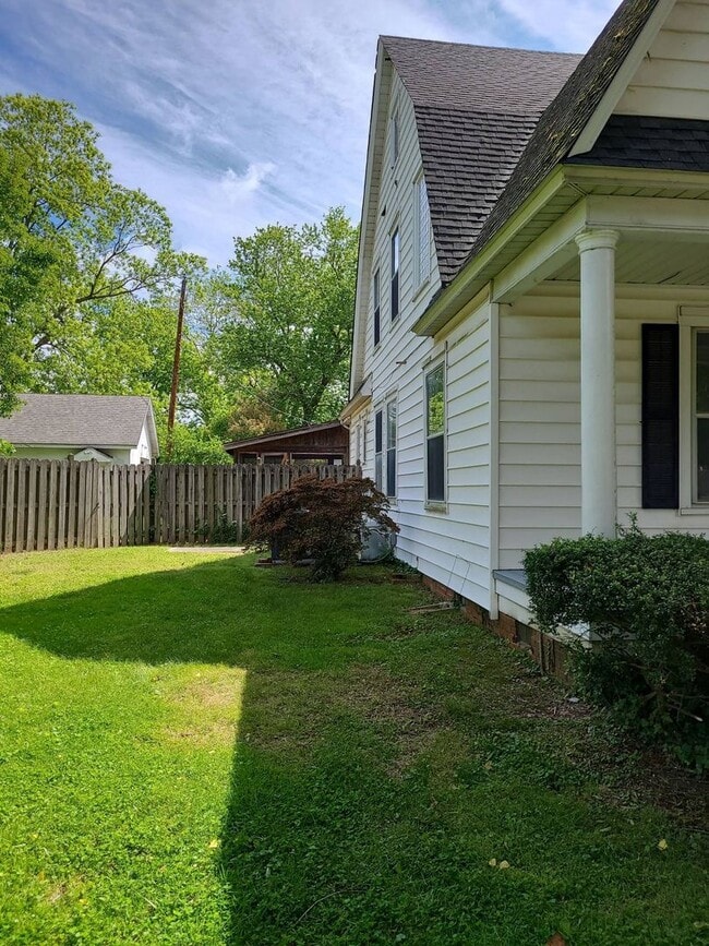 Building Photo - Incredible 5 Bedroom Home with Detached Garage in West Point!