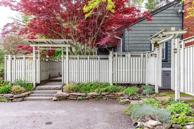 Building Photo - 17 Rhynus Rd