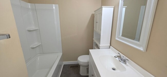 Building Photo - 2 Bedroom 1 Bathroom home in Southeast Springfield for $995!