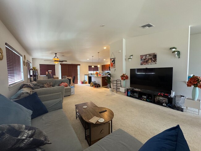 Building Photo - Beautiful 3-Bedroom & 3-Bathroom (Kapolei,...