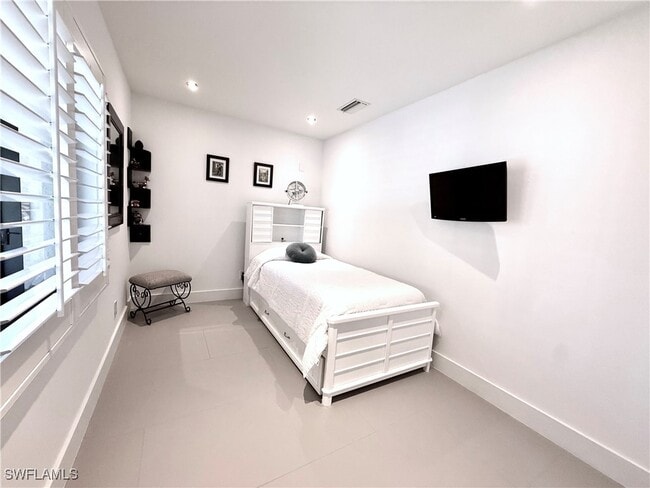 Building Photo - 3631 1st Ave NW