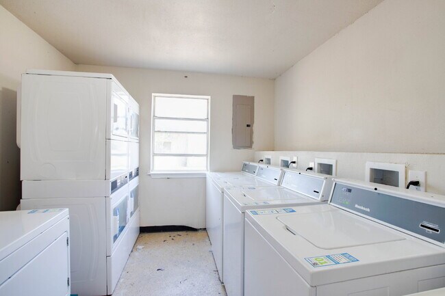Building Photo - 728 Martindale Rd