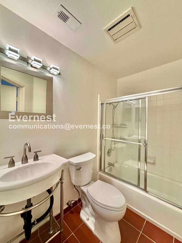 Building Photo - 4455 Rockland Pl