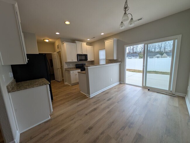 Building Photo - Spacious Townhome in Kingstree!