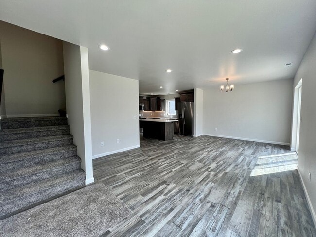 Building Photo - 4 Bed | 2 Bath | 2 Stall Garage | Single Family Home