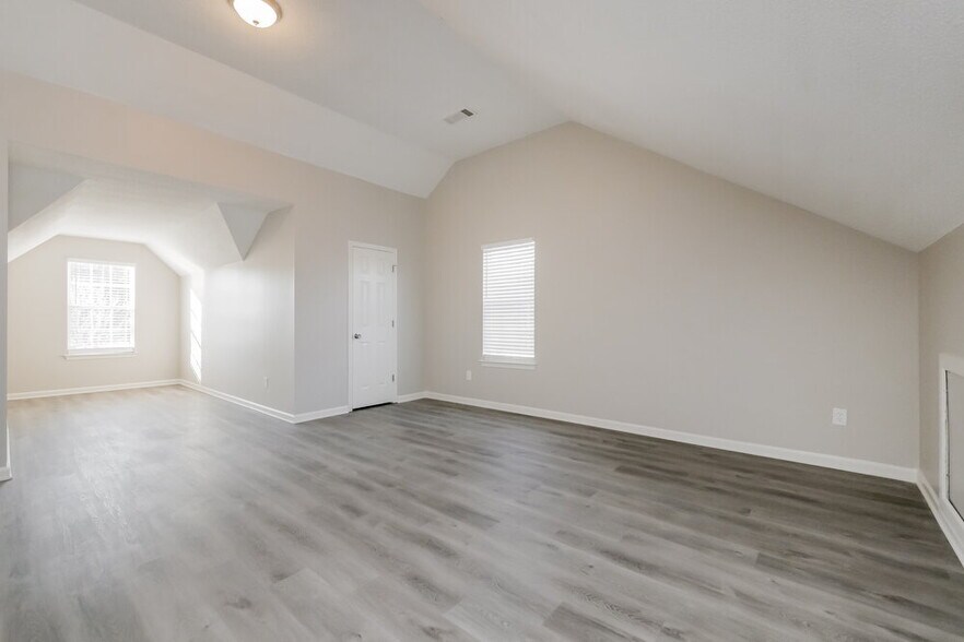 Building Photo - 898 Tara Bend