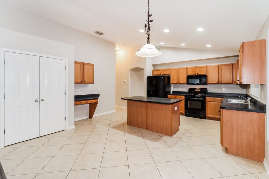 Building Photo - 9912 Riverchase Dr