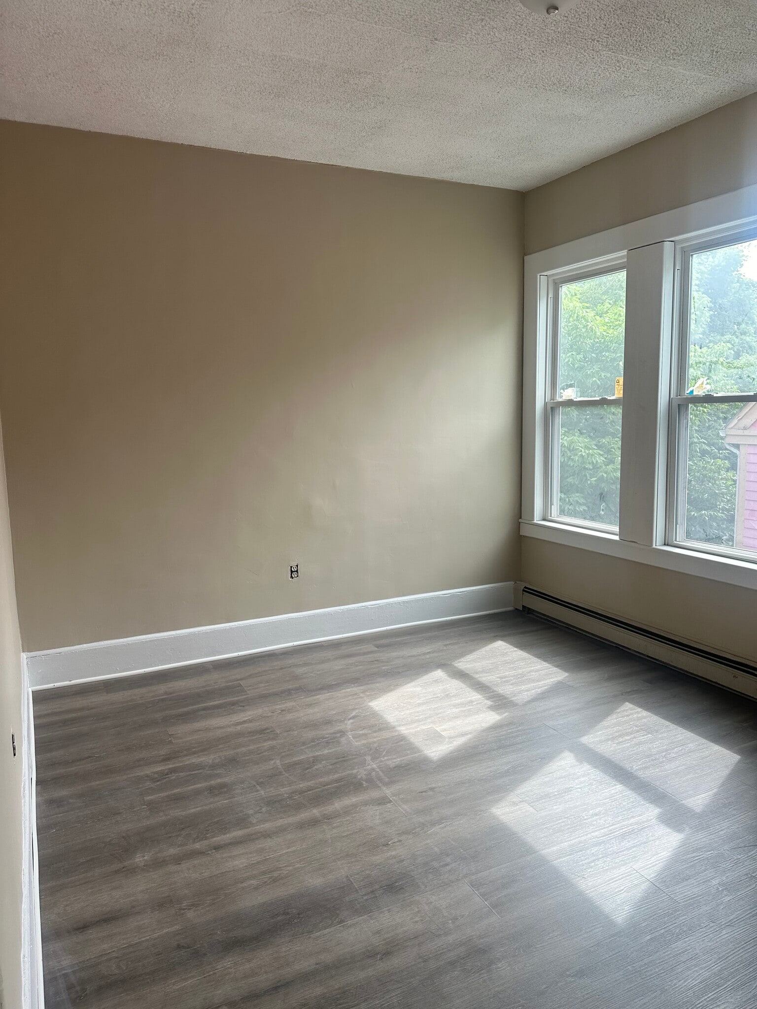 Building Photo - 19 Dewey St