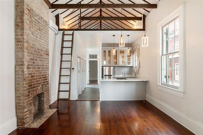 Building Photo - 1300 Chartres St