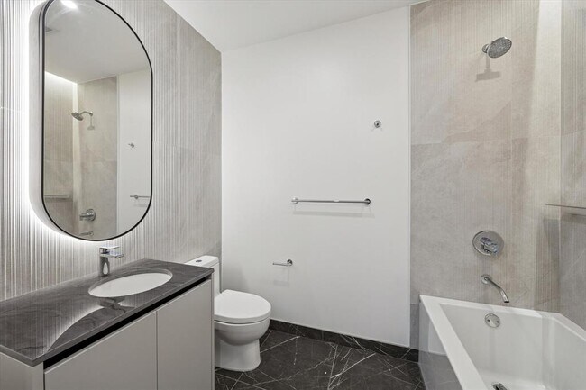 Building Photo - 610 Davis St