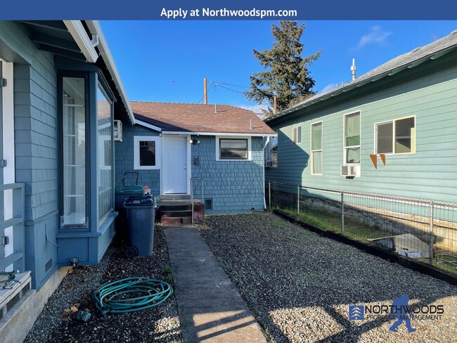 Building Photo - Nice 1 bedroom 1 Bath Home-All Utilities P...