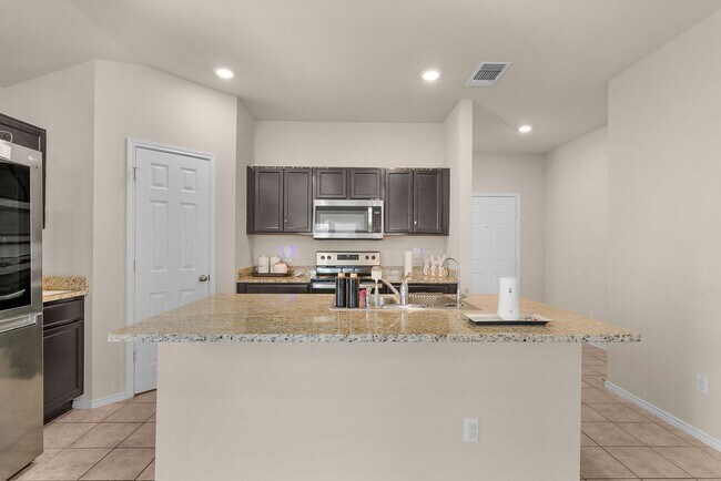 Building Photo - 4-bedroom 2-bathroom house!  Close to Fort Hood!