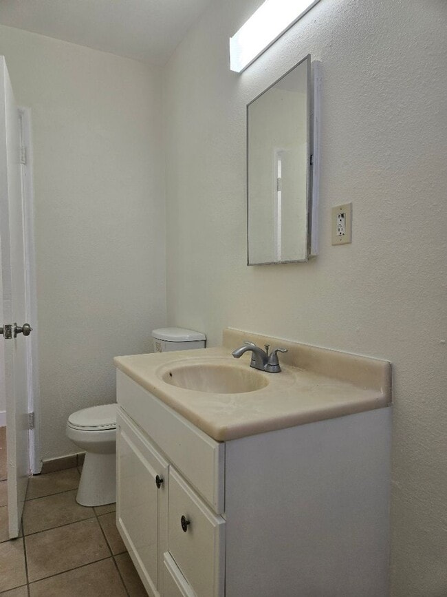 Building Photo - 1-Bedroom 1 bath unit in Van Nuys Zero deposit required at move in for qualified applicants throu...