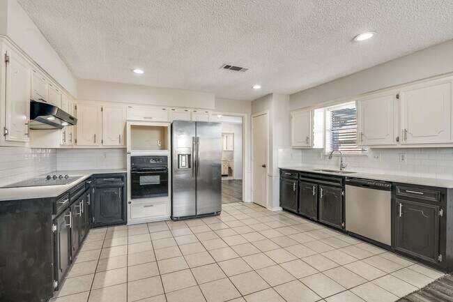 Building Photo - Beautiful 3-Bed, 2.5-Bath Home in Garland – Spacious Layout & Fantastic Amenities!