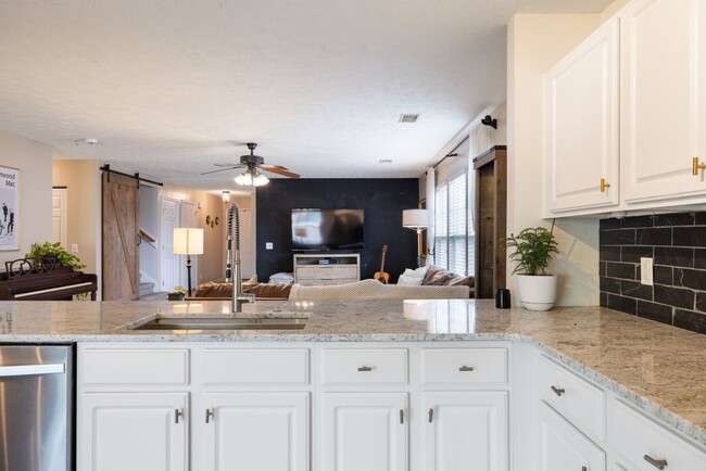 Building Photo - Single Family Home For Lease