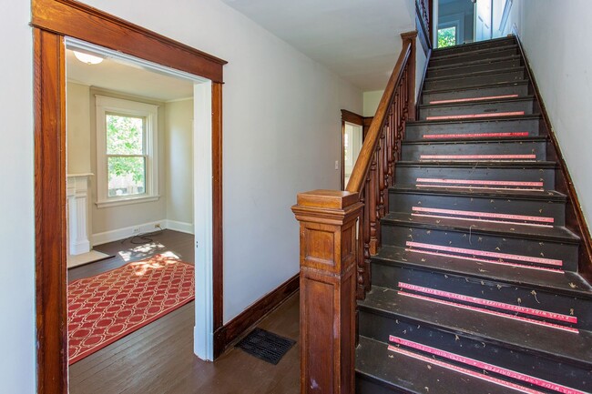 Building Photo - BOND HILL-  3 STORY 3 BEDRM 2 FULL BATH OP...