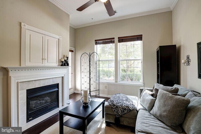 Building Photo - 4950 Brenman Park Dr
