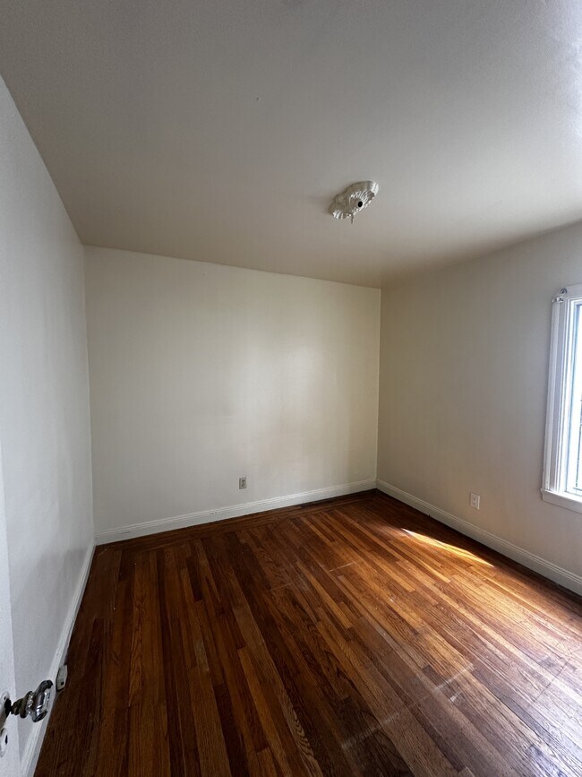 Building Photo - 8106 Holly St