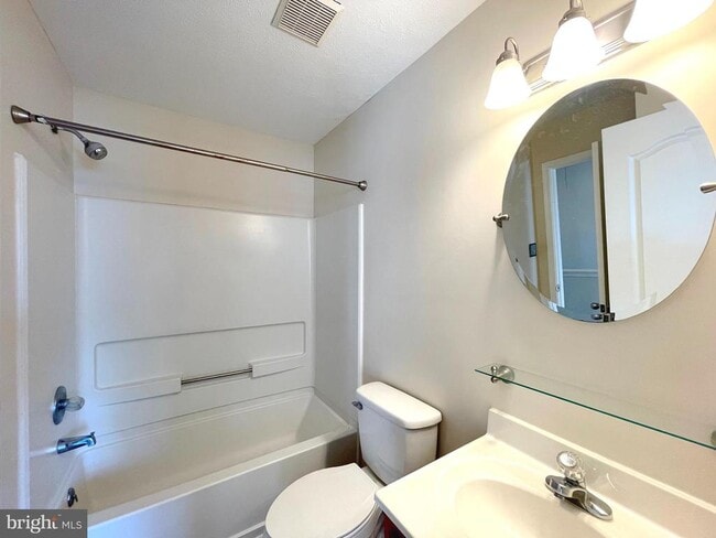 Building Photo - 45288 Rumsford Ln