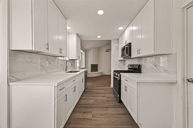 Building Photo - 313 Stratmore Dr