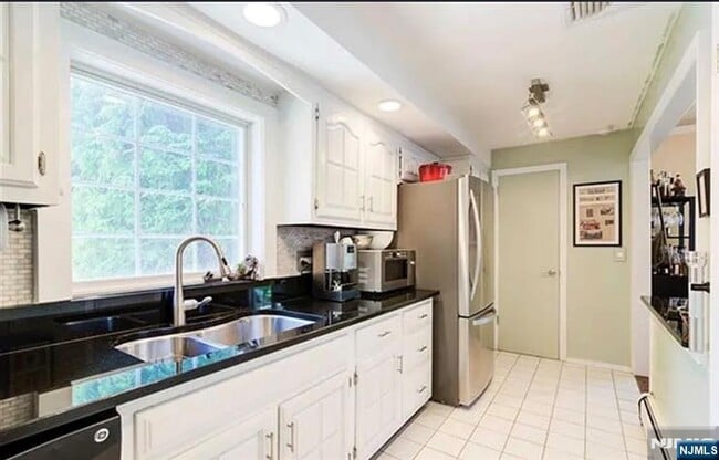 Building Photo - 112 Tenafly Rd