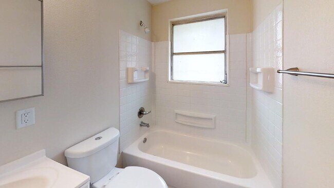 Building Photo - 3 bedroom 1 bathroom house