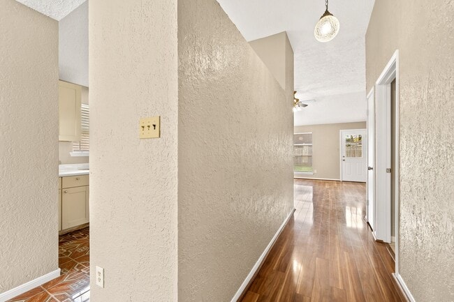 Building Photo - 16019 Mission Village Dr