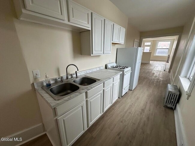 Building Photo - 16 Caroline St