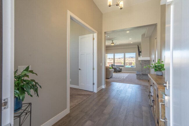 Building Photo - Stunning 5 Bed, 3 Bath Home with a 3 Car Garage