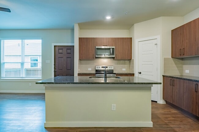 Building Photo - AVAILABLE NOW! GORGEOUS 2 BEDROOM FOUR PLE...