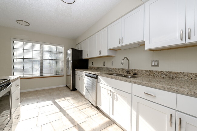 Building Photo - 5 Oakwood Park