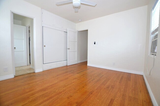 Building Photo - 1Bd/1Ba Home, large back yard. 1 Car garage.