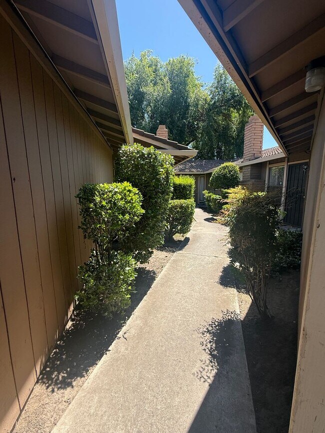 Building Photo - 3 Bed, 2 Bath Home with 2-Car Garage in Quail Lake Area