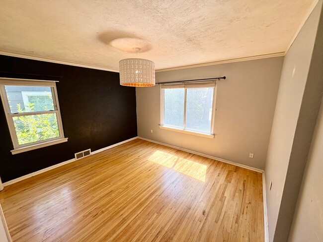 Building Photo - 4 Bedroom 2 Bathroom house