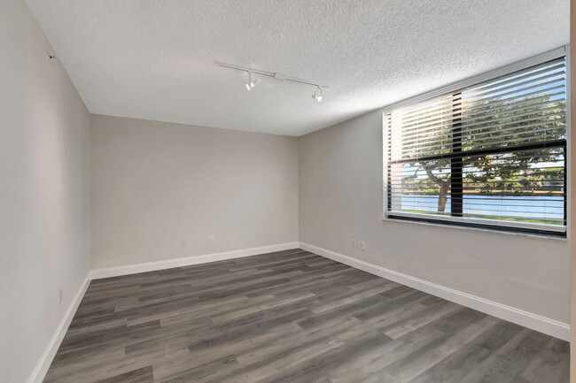Building Photo - 950 Lavers Cir