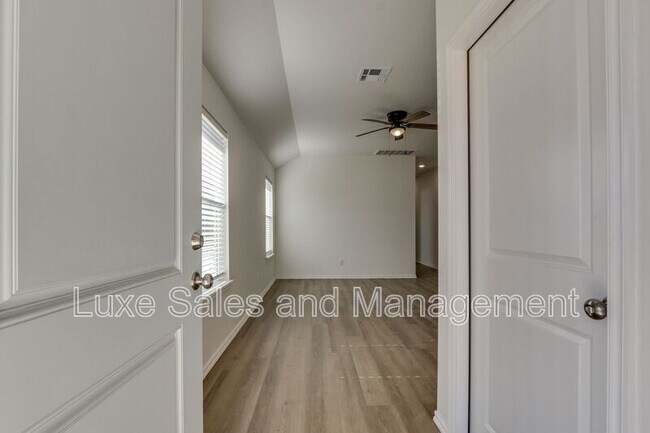 Building Photo - 11605 Mackenzie Wy