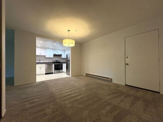 Building Photo - Spacious Updated 2 Bed / 2 Bath Condo with A/C, Huge Balcony & Community Pool