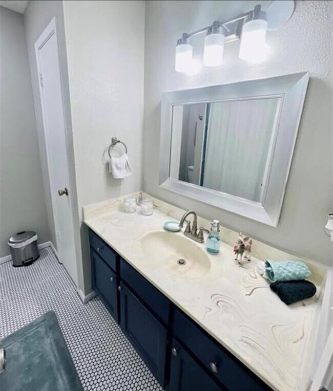 Building Photo - 2112 Greenbriar Colony Dr