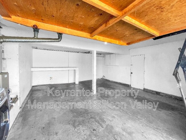 Building Photo - 547 Groth Pl