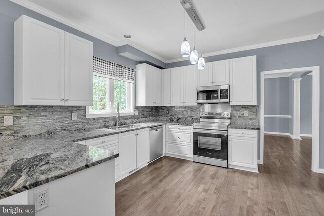 Building Photo - 3003 Mediterranean Dr