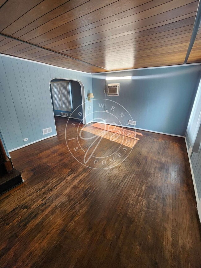 Building Photo - 2 bed 1 bath in West Toledo!