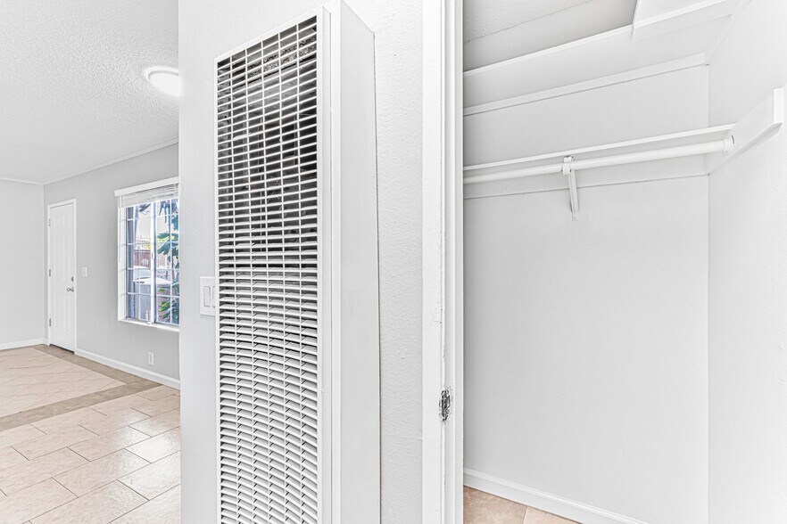 Building Photo - 1826 Cerritos Ave