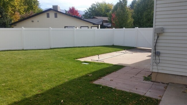 Building Photo - Beautifully updated town home with fenced backyard.