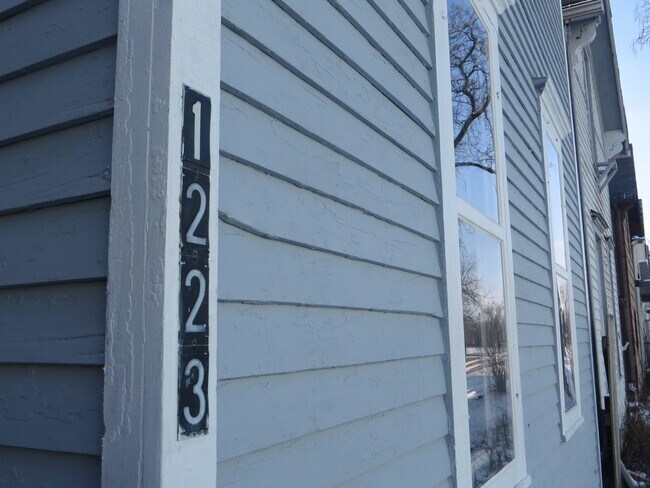 Building Photo - Large Three Bedroom, 1.5 Bathroom Home hal...